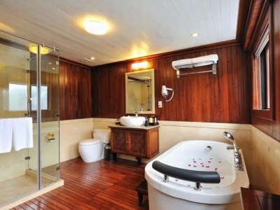 du-thuyen-paradise-peak-bathroom1